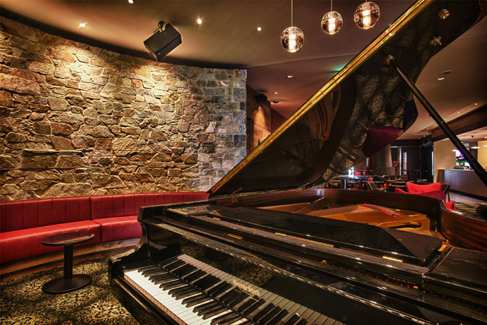Sanctury Lakes Hotel piano bar HPI8i